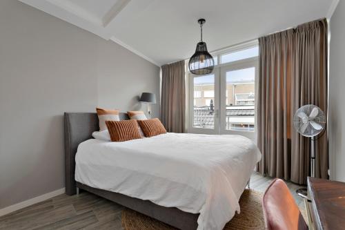 een slaapkamer met een groot bed en een raam bij 17, EnschedeCentrum in Enschede