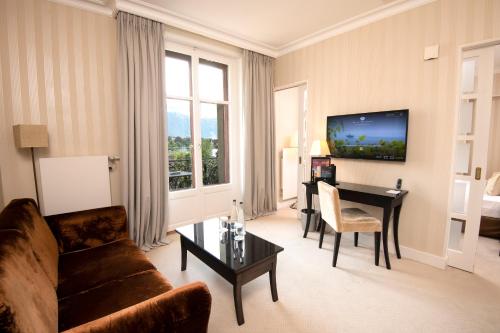 TV a/nebo společenská místnost v ubytování Hôtel Des Trois Couronnes & Spa - The Leading Hotels of the World
