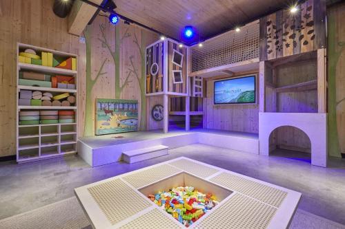 a room with a tub of balls in a room with a tv at Park Eksel in Hechtel-Eksel