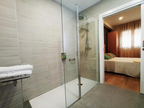 una doccia con porta in vetro in bagno di Can Mir Badalona a Badalona