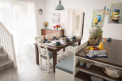 uma sala de jantar com uma mesa e cadeiras numa cozinha em Villa GreenTree - Fully Refurbished in 2023 em Budakalász