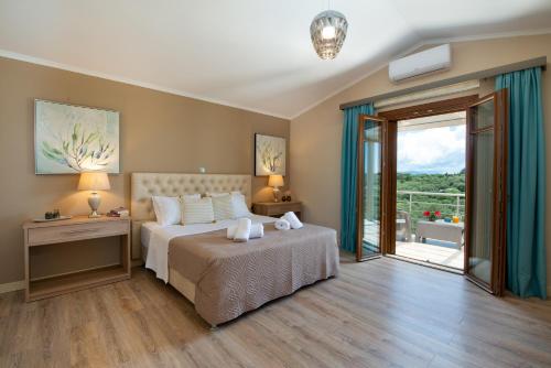 Posteľ alebo postele v izbe v ubytovaní Villa Ozias a modern,spacious, swimmig pool villa.