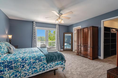 Schlafzimmer mit einem Bett und einem Deckenventilator in der Unterkunft The Big Blue Lakehouse in Berrien Springs
