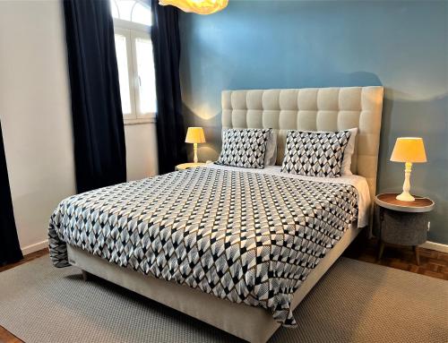 um quarto com uma cama grande com almofadas em Raiano Guest House em Monção