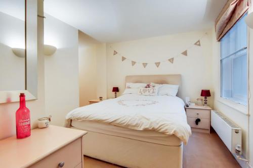 a bedroom with a large bed and a window at Spacious 2 bed 2 bath Kings Cross Apartment in London