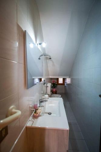 a bathroom with two sinks and a mirror at Casa vacanze Santa Maria in Certaldo