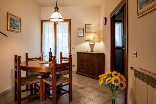 a dining room with a table and a vase of flowers at Casa vacanze Santa Maria in Certaldo