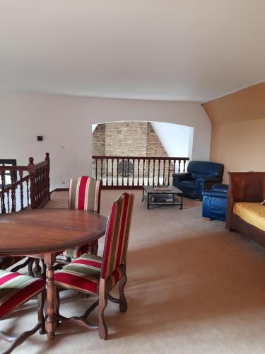 普盧埃斯卡的住宿－La Bonne Etoile，客厅配有木桌和椅子