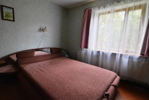 - une petite chambre avec un lit et une fenêtre dans l'établissement Gundegas, à Engure