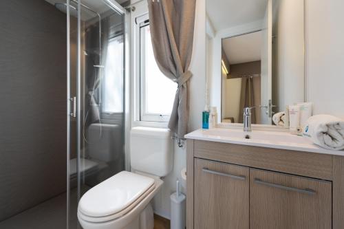 a bathroom with a toilet and a sink and a shower at Camping Village Garden Paradiso in Cavallino-Treporti