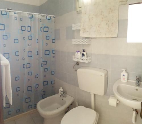 カステッランマーレ・デル・ゴルフォにあるAppartamentino Borrusoのバスルーム(トイレ、洗面台、シャワー付)