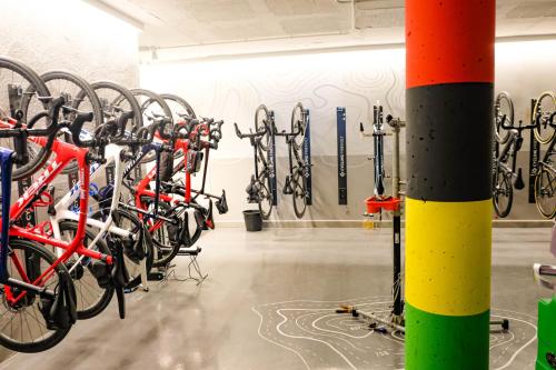 un montón de bicicletas estacionadas en un portabicicletas en Hotel Gran Ultonia, en Girona