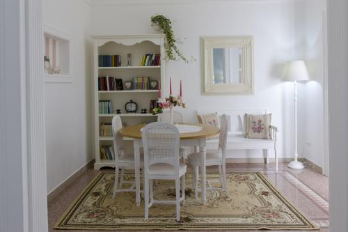 a dining room with a table and chairs at TAM Vacanze B&B in Cinisi