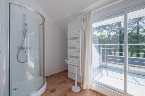 bagno con doccia e ampia finestra di Entre Mer et Brière - Piscine Partagée a Herbignac