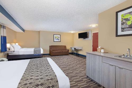 Habitación de hotel con cama y lavabo en Microtel Inn & Suites by Wyndham Dry Ridge en Dry Ridge