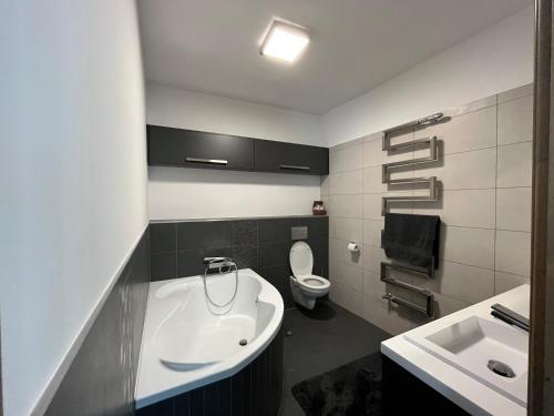 Bilik mandi di Bagoly Apartman