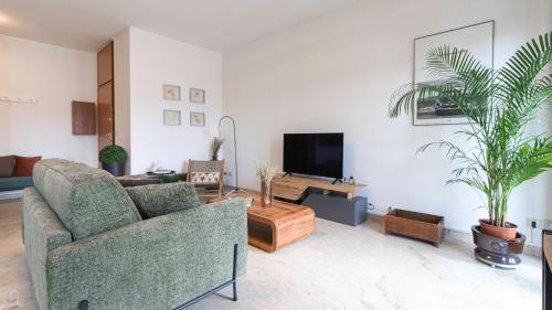 sala de estar con sofá y TV en Italianway - Luigi Savoia 24, en Milán