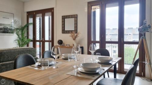 una mesa de comedor con vasos y platos. en Italianway - Luigi Savoia 24, en Milán