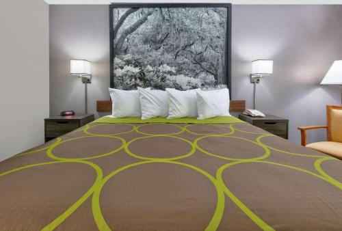 Super 8 by Wyndham Diberville Biloxi Areaにあるベッド