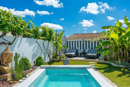Πισίνα στο ή κοντά στο Lodge Berik - Loft pour 2 avec piscine