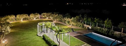 eine Luftansicht auf einen Garten mit einem Pool in der Unterkunft Villa Edo in Marsala