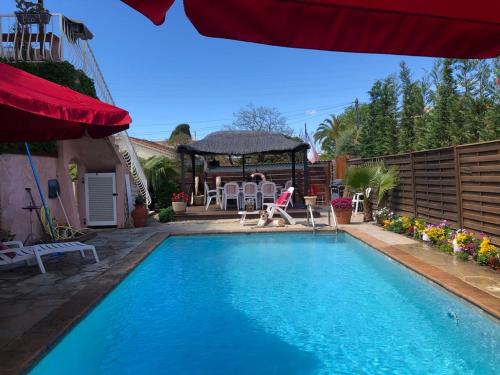 - une piscine dans un jardin avec un kiosque dans l'établissement Rez de Jardin Villa Cagnes Sur Mer., à Cagnes-sur-Mer