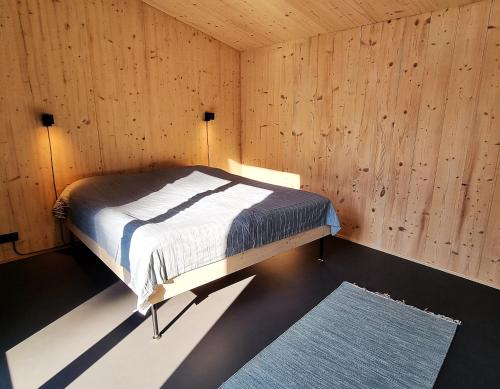 เตียงในห้องที่ Ferienhaus direkt am See Uckermark