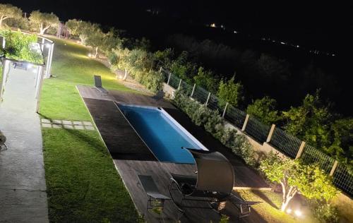 einen Ausblick über einen Pool im Hinterhof in der Nacht in der Unterkunft Villa Edo in Marsala