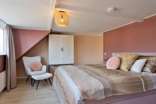 sypialnia z dużym łóżkiem i krzesłem w obiekcie Enschede81 w mieście Enschede