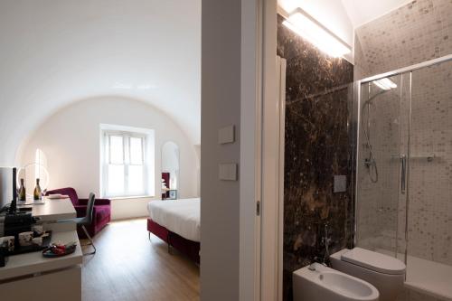 La salle de bains est pourvue d'un lit, d'une douche et d'un lavabo. dans l'établissement Le Stanze Del Savonarola, à Ferrare