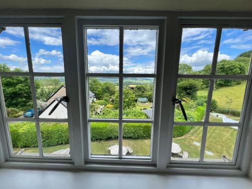 una finestra con vista su un cortile di The Harp Inn a Old Radnor