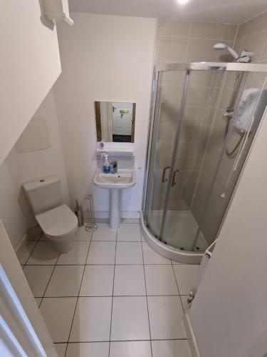uma casa de banho com um chuveiro, um WC e um lavatório. em Self contained town house in Mexborough em Mexborough