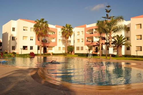 een zwembad voor een gebouw bij Luxury flat in Mohamadia. in Mohammedia