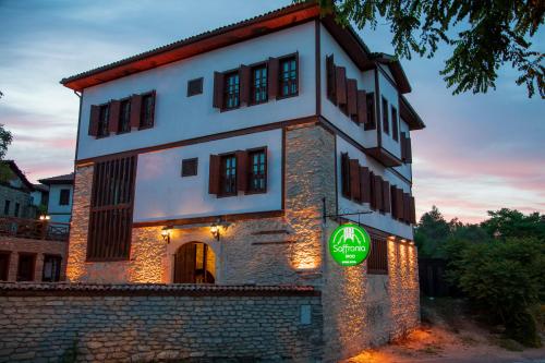 un edificio con un cartello verde davanti di Saffronia1900 Butik Otel a Safranbolu