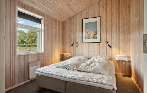 Postel nebo postele na pokoji v ubytování Cozy Home In Juelsminde With Sauna