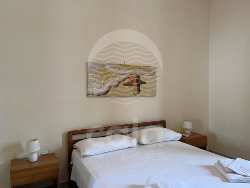ポルト・チェザーレオにあるVilletta il Velieroのベッドルーム1室(ベッド1台付)が備わります。壁には絵画が飾られています。
