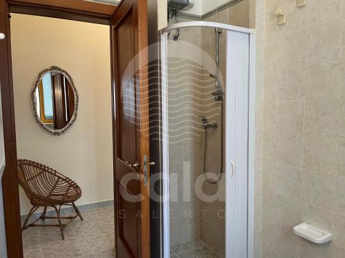ポルト・チェザーレオにあるVilletta il Velieroのバスルーム(ガラスドア付きのシャワー付)