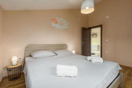 Säng eller sängar i ett rum på Villa Mirna