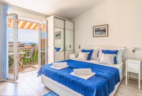 - une chambre avec un grand lit et un balcon dans l'établissement Apartments Daniela, à Makarska