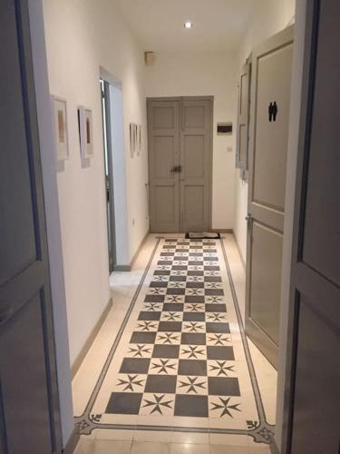 - un couloir avec un sol en damier noir et blanc dans l'établissement Valletta Stylish City Pad, à La Valette