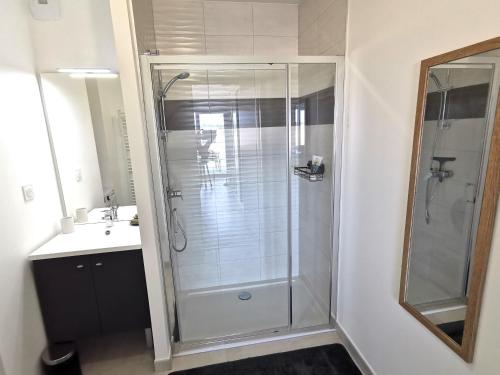 ein Badezimmer mit Dusche und Waschbecken in der Unterkunft La Terrasse du SloI - Proche plage in Notre-Dame-de-Monts