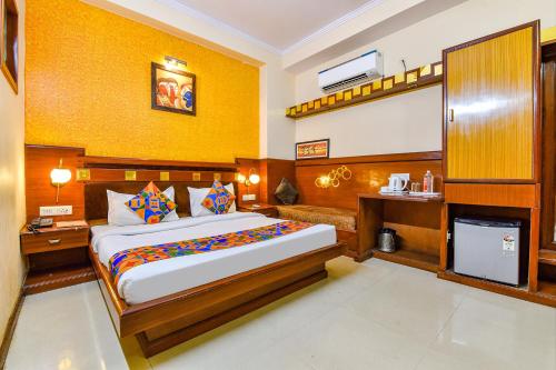 una camera con un grande letto di FabHotel Royal Residency a Jaipur