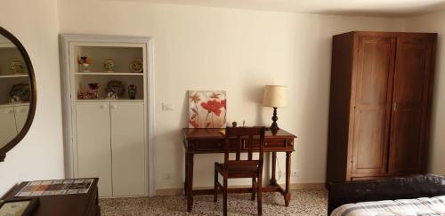 Habitación con escritorio con lámpara y silla. en Casa di Sissi en Monterosso Almo