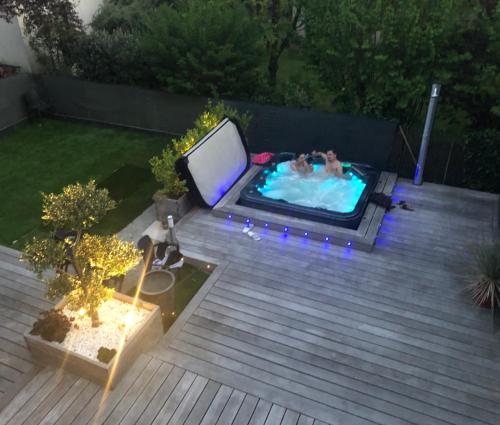une arrière-cour avec une piscine pour 2 personnes dans l'établissement Gîte de charme le Ty zen Breizh ( 4/6 pers ), à Auray