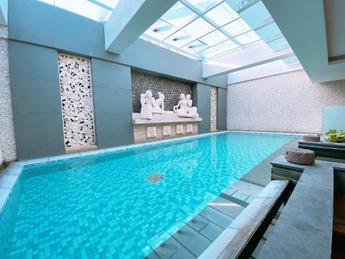 a swimming pool with a large blue pool at Orient Luxury Villa Motel in Huwei