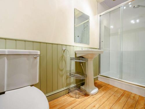 凱西克的住宿－Oak Lodge，浴室配有卫生间、盥洗盆和淋浴。