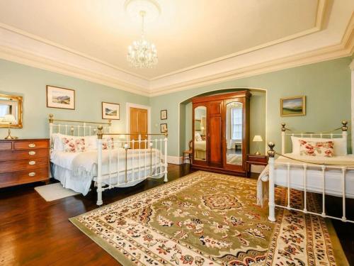 1 dormitorio con 2 camas y alfombra en Oak Lodge, en Keswick