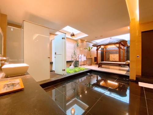una sala de estar con un estanque de peces en el medio de una casa en Orient Luxury Villa Motel, en Huwei