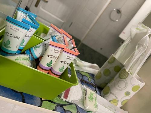 um caixote verde cheio de escovas de dentes e pasta de dentes em 2 Bedroom Apartment City em Blagoevgrad