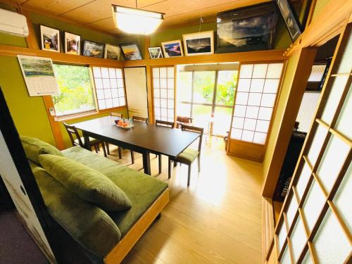 Nosegawa的住宿－雲海民宿，一间带桌子和桌椅的用餐室